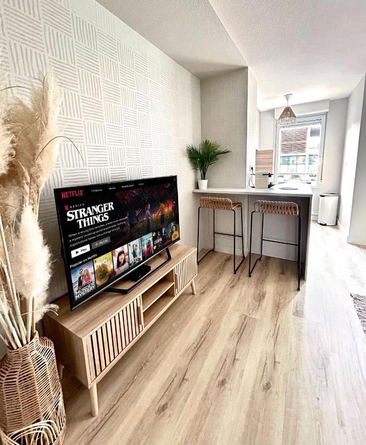 Modern 1 Bdr + Balcony + Free Parking + Ac + Pool Appartement L'Isle-d'Abeau Buitenkant foto